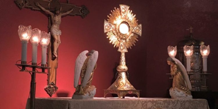 ساعة سجود وتأمّل أمام القربان المقدس