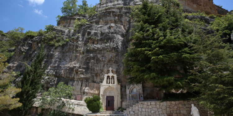 كنيسة مار بطرس وبولس – العاقورة