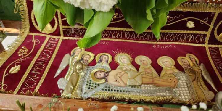 لماذا يمرّ المؤمنون تحت نعش الرب في يوم الجمعة العظيمة؟