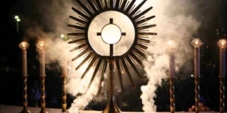 صلاة أمام القربان الأقدس