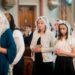 لباس النساء في الكنيسة – ماذا يقول الكتاب المقدّس وتعاليم الكنيسة عن الحشمة في بيت الله