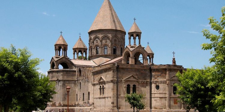 كاتدرائية إتشميادزين أرمينيا – كنائس متفرقة