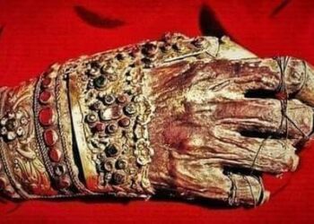 جمجمة القديس يوحنا الذهبي الفم ويده اليمنى