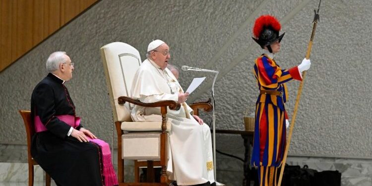 البابا فرنسيس في مقابلته العامة مع المؤمنين: لنسأل الرب نعمة أن نصغي أكثر مما نتكلم
