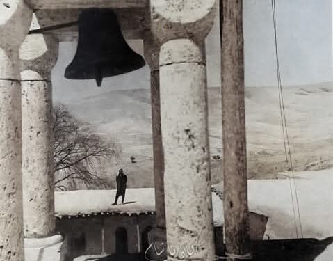 دير “مار سركيس وباخوس” فوق صخرة “الفج الغربي” في “معلولا” الصورة في خمسينيات القرن الماضي في مقال لمجلة France Illustration