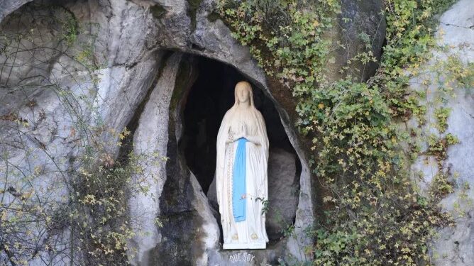 «أنا سيّدة الحبل بلا دنس»… 5 حقائق مذهلة عن ظهورات لورد