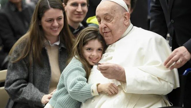 البابا فرنسيس يتابع تعافيه في المستشفى