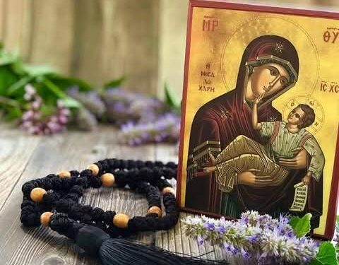 أنا العبدة والأم