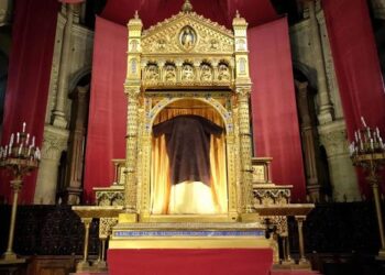 كاتدرائية سان دوني – رداء آلام السيد المسيح التاريخي الموجود في البازيليك (Saint Denys) – كنائس متفرقة