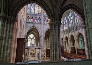 كاتدرائية سان دوني – رداء آلام السيد المسيح التاريخي الموجود في البازيليك (Saint Denys) – كنائس متفرقة
