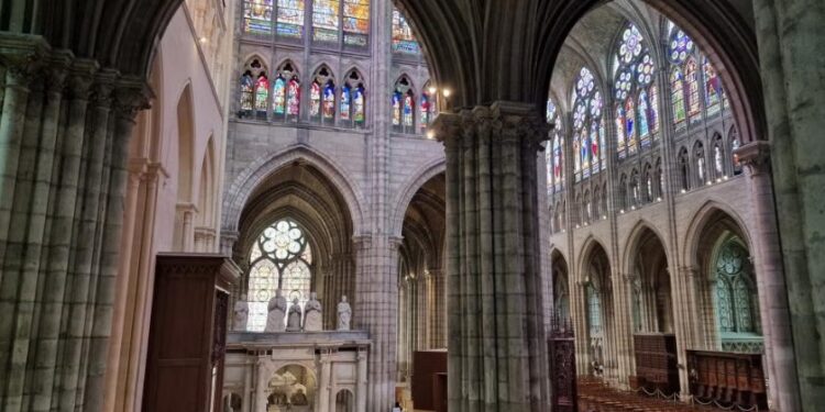 كاتدرائية سان دوني – رداء آلام السيد المسيح التاريخي الموجود في البازيليك (Saint Denys) – كنائس متفرقة