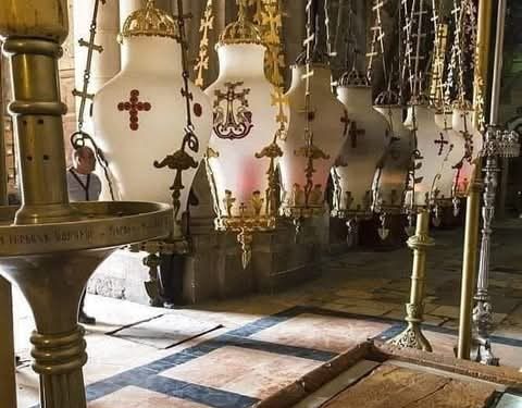 حجر المسحة أو الدهن في كنيسة القيامة