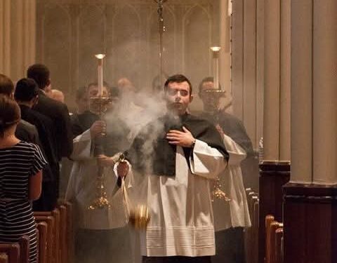 لماذا ينحني الشماس أمام الشعب بعد أن يُبخّرهم؟