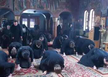 الرُّكُوْعُ ثلاثَ مرَّاتٍ، فِي صَلَاةِ السَّجْدَةِ، عَشِيَّةَ أَحَدِ العَنْصَرَة