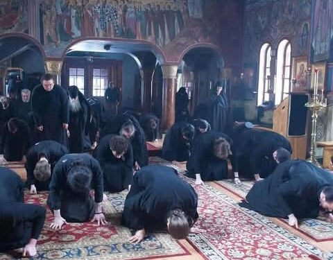 الرُّكُوْعُ ثلاثَ مرَّاتٍ، فِي صَلَاةِ السَّجْدَةِ، عَشِيَّةَ أَحَدِ العَنْصَرَة