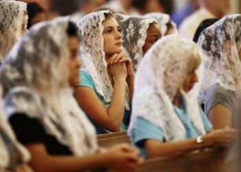 إن لباسكن الكامل الاحتشام المقترن بحشمتكنّ الداخلية يضفى عليكن حضوراً خاصاً وجمالًا سماوياً