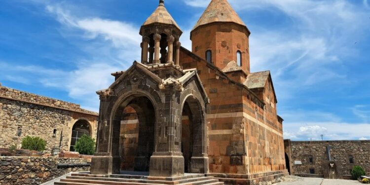 دير “خور فيراب” في أرمينيا – كنائس متفرقة