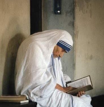 كتبت الأم تيريزا هذه الكلمات على جدار منزلها للأطفال في كلكتا بالهند