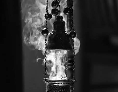 عندما يبخر الكاهن في الخدم الكنسية