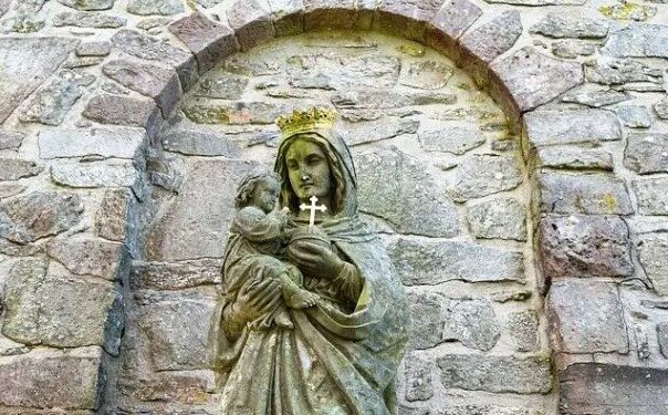 مريم العذراء الطفلة السماوية المثلثة القداسة