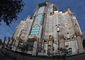 كنيسة ساغرادا فاميليا “العائلة المقدسة” في برشلونة – كنائس متفرقة