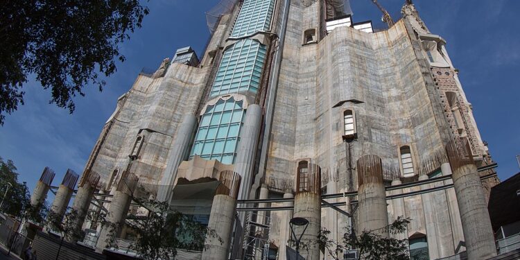 كنيسة ساغرادا فاميليا “العائلة المقدسة” في برشلونة – كنائس متفرقة