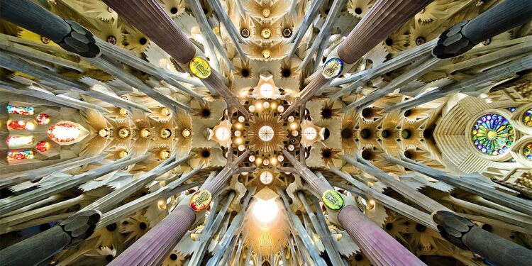 كنيسة ساغرادا فاميليا “العائلة المقدسة” في برشلونة – كنائس متفرقة