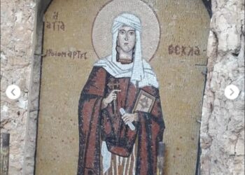 أيقونة فسيفسائية للقديسة تقلا في مدخل الفج الصخري معلولا
