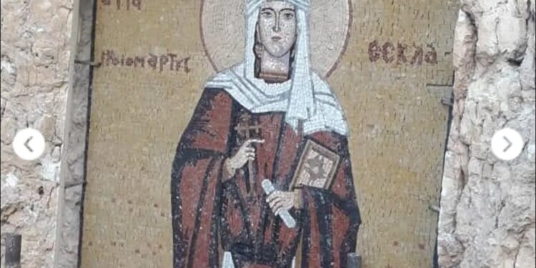 أيقونة فسيفسائية للقديسة تقلا في مدخل الفج الصخري معلولا