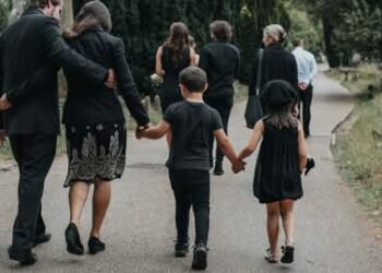 لبس السواد من أجل الميت: بين العادة والإيمان