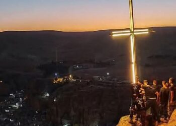 من أخبار الآباء القديسين … بقوة الصليب تراجع البحر!!