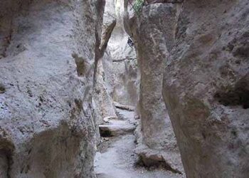 أيقونة فسيفسائية للقديسة تقلا في مدخل الفج الصخري معلولا