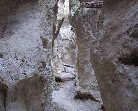 أيقونة فسيفسائية للقديسة تقلا في مدخل الفج الصخري معلولا