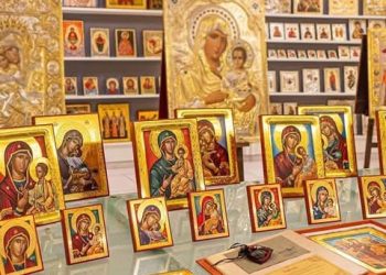 مقارنة جميلة بين دور المرأة في الأسرة وبين أيقونات والدة الإله العجائبية المتعددة