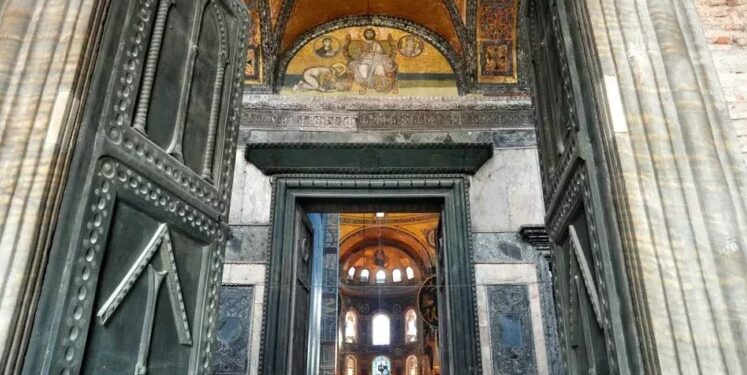 دليل شامل عن فسيفساء كنيسة آيا صوفيا – كنائس تركيا