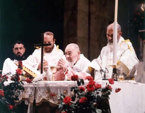 القديس الأب بيو حول كيفية حضور القداس