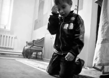 طفل مسيحي يحرج معلمة المدرسة الملحدة! – قصة وعبرة