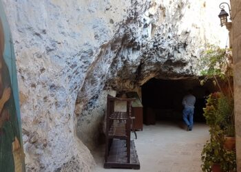 الجبل الذي صام السيد المسيح عليه 40 يوما وهو بمدينة أريحا “جبل قرنطل” – كنائس القدس