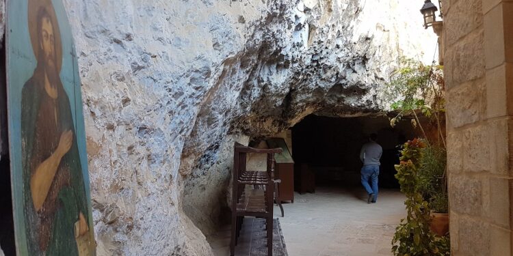 الجبل الذي صام السيد المسيح عليه 40 يوما وهو بمدينة أريحا “جبل قرنطل” – كنائس القدس