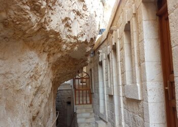 الجبل الذي صام السيد المسيح عليه 40 يوما وهو بمدينة أريحا “جبل قرنطل” – كنائس القدس