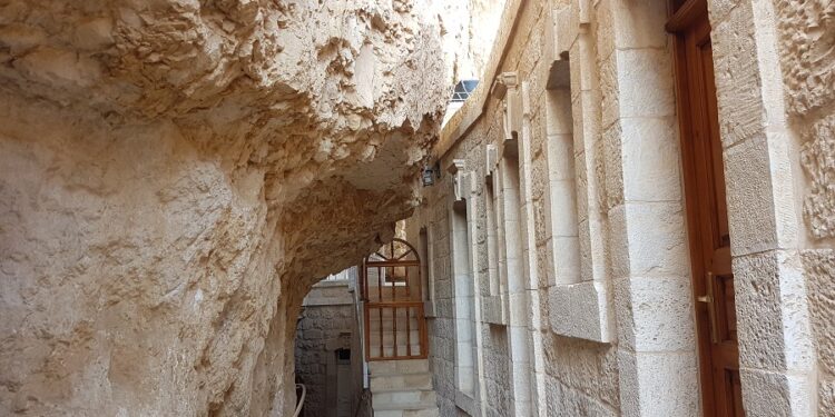 الجبل الذي صام السيد المسيح عليه 40 يوما وهو بمدينة أريحا “جبل قرنطل” – كنائس القدس