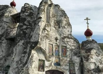 كنيسة سباسكي الكنيسة الكهف في روسيا (كنيسة منحوتة في الصخر) – كنائس متفرقة