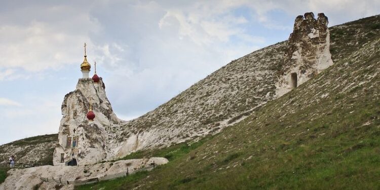 كنيسة سباسكي الكنيسة الكهف في روسيا (كنيسة منحوتة في الصخر) – كنائس متفرقة