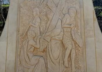 من هي فيرونيكا التي مسحت وجه يسوع بالمنديل ؟ شرح اللوحة رقم ٦ من مراحل درب الصليب . أين يوجد المنديل حالياً؟